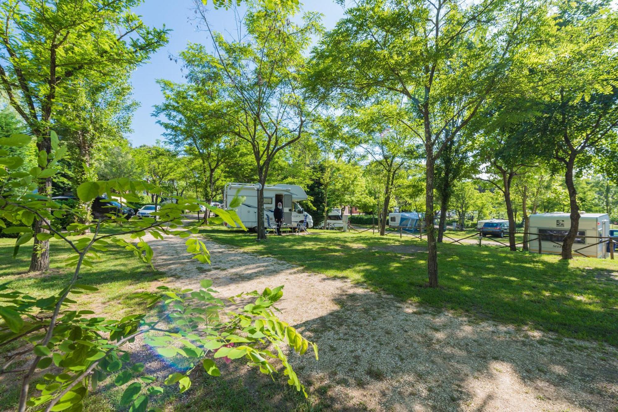 Troghi Camping Village Il Poggetto מראה חיצוני תמונה